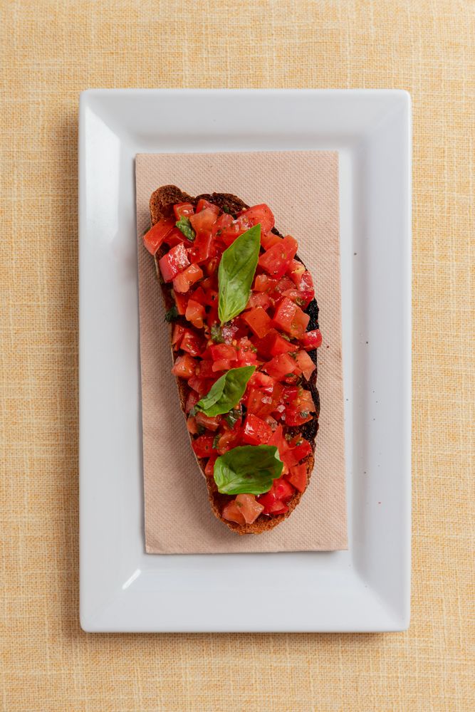 Bruschetta de tomate y albahaca